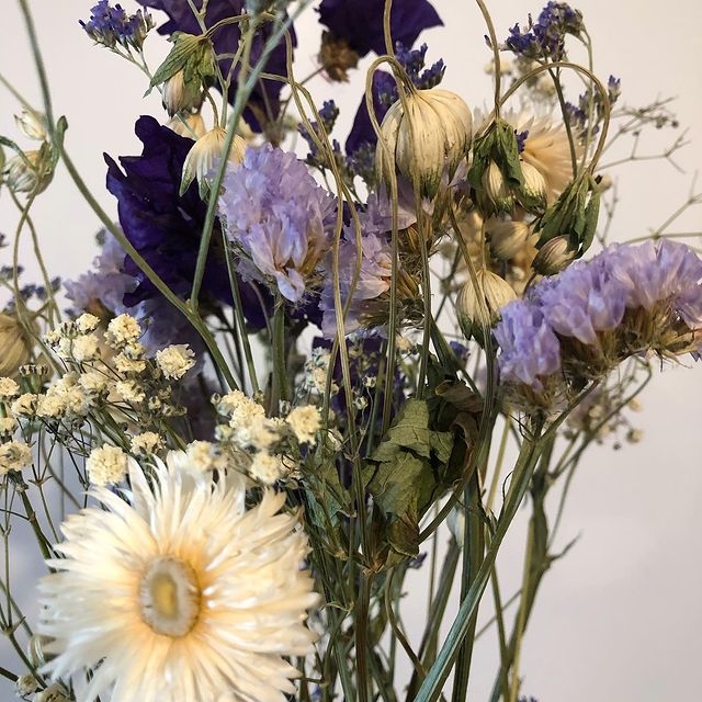 Working on new bouquets #driedflowers #driedflowerbouquet #sustainable #homemadewithlove