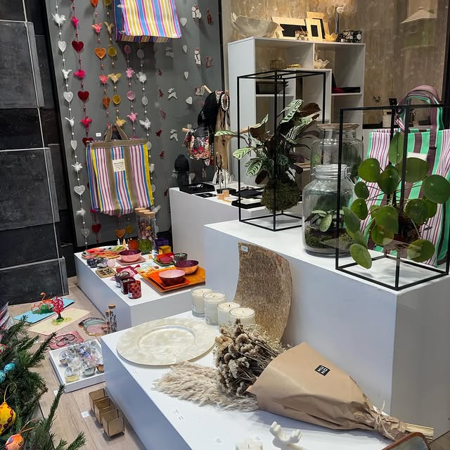 Some more Christmas presents ideasAvenue de l’université 34 Ixelles #windowshopping #vitrine #etalage #giftideas #sho